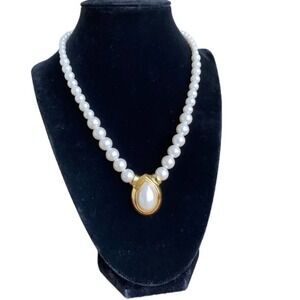 Vintage Napier Pearl chocker. Beautiful in excellent condition.